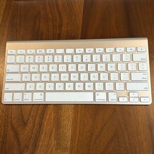 Apple wireless keyboard, like new